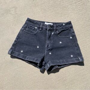 PacSun embroidered daisy mom shorts